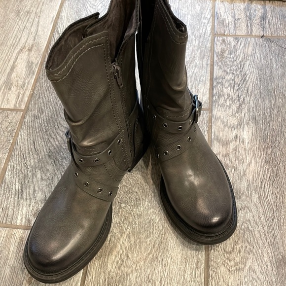 Boots - Picture 1 of 7